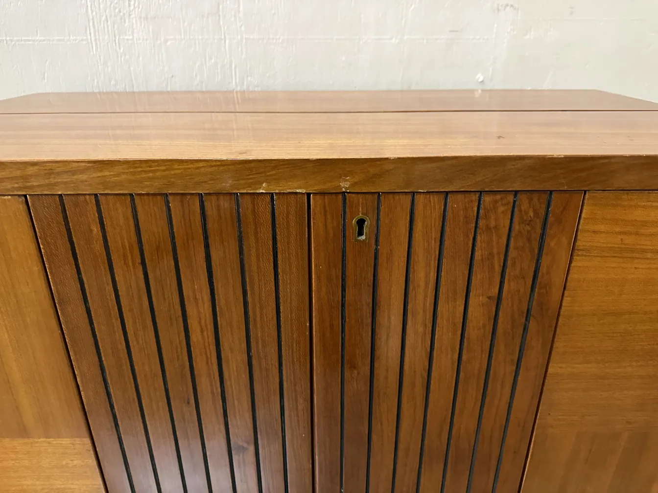 Antique bar cabinet with vertical lines design