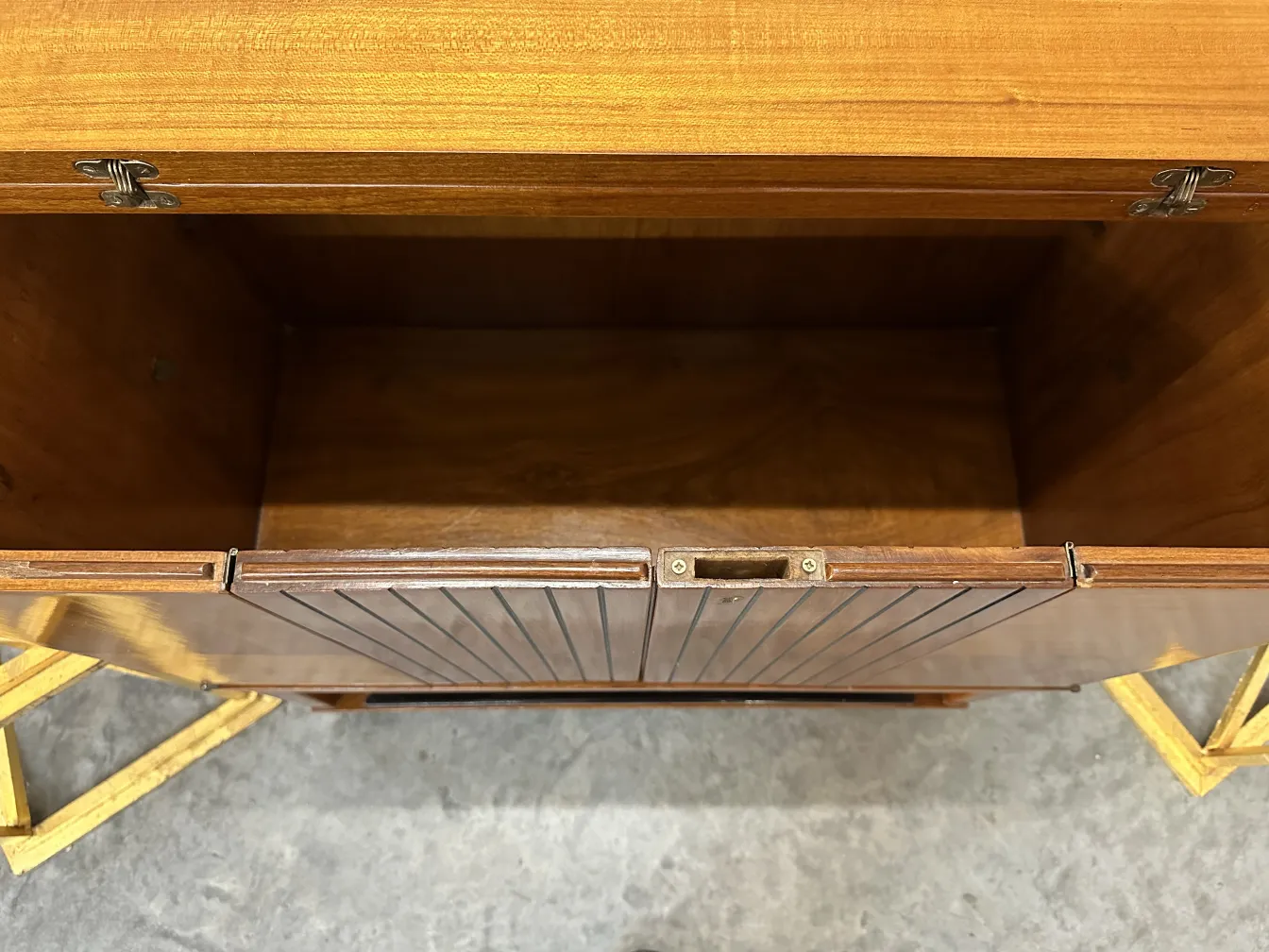 Obenansicht eines antiken Bars mit Organisationsfächern.