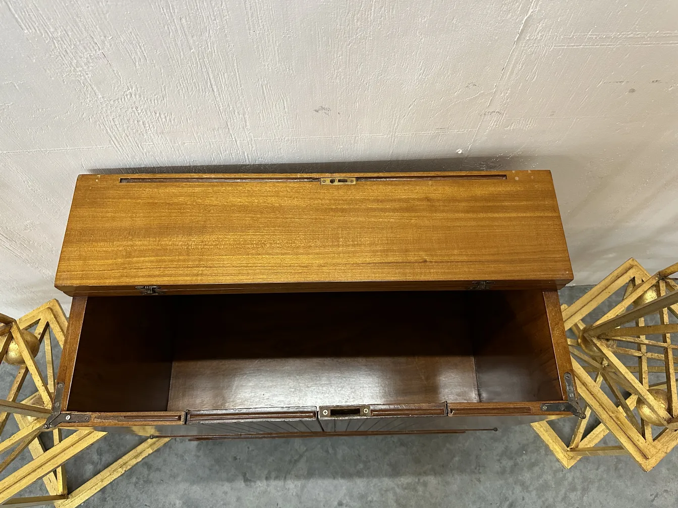 meuble bar ancien avec intérieur vide, entouré de décoration