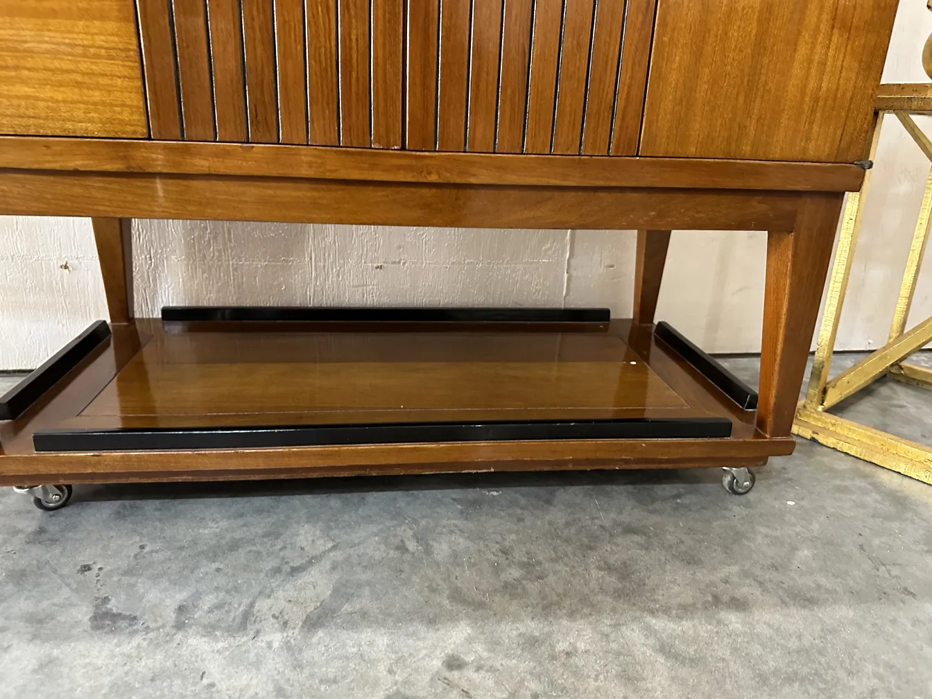 mueble bar antiguo con bandeja, diseño elegante y funcional.