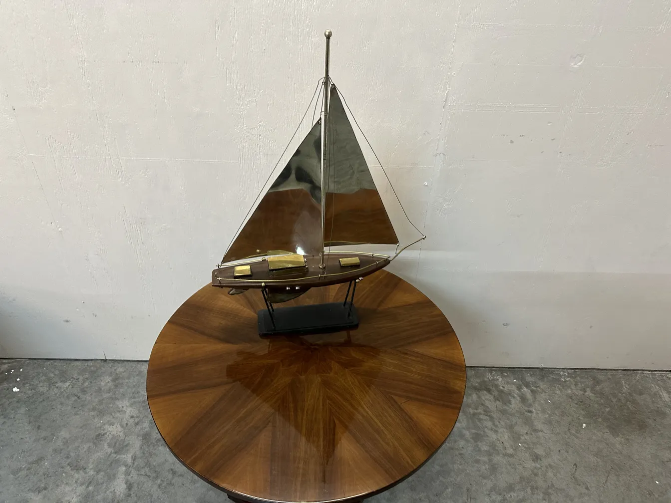 modelo antiguo de barco del diseñador en una base negra