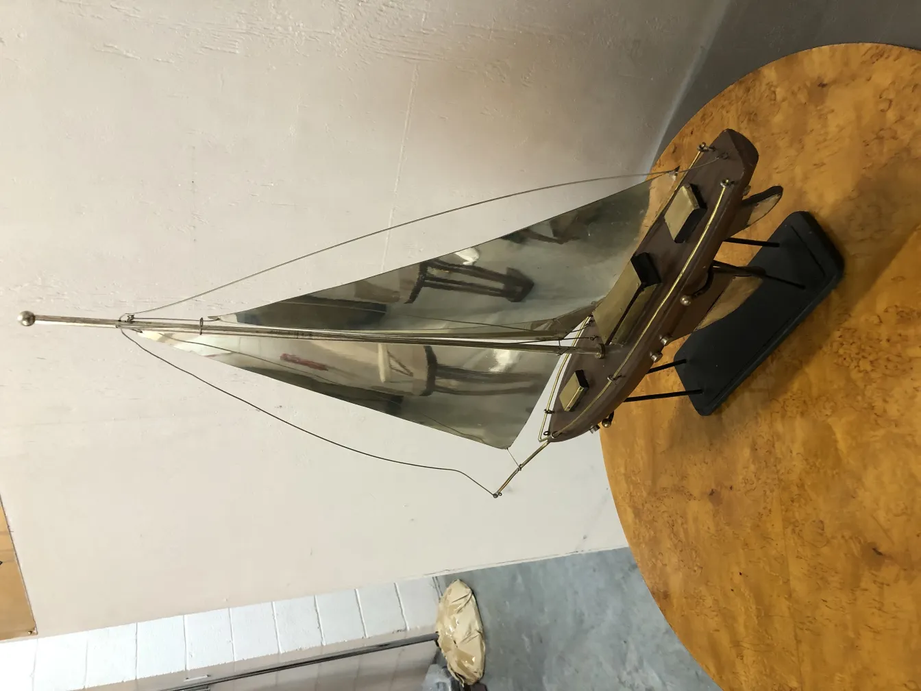 Barco do designer antigo com velas brilhantes em uma mesa