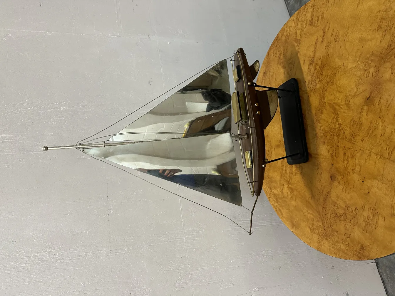 Modèle ancien de bateau du designer avec des voiles brillantes.