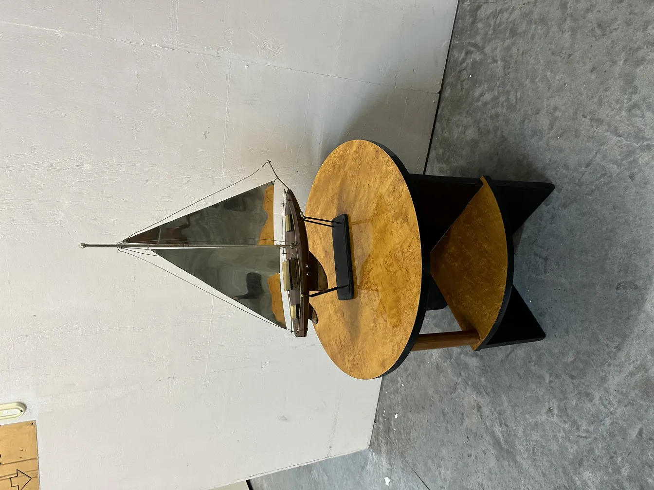 Modelo de um barco antigo do designer em um ambiente neutro.