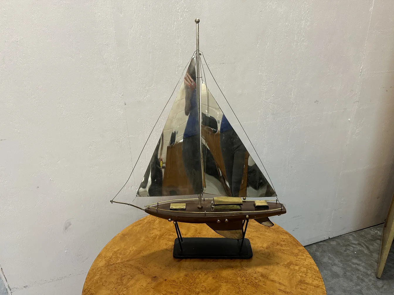 Modelo de barco antiguo con velas y detalles en la base