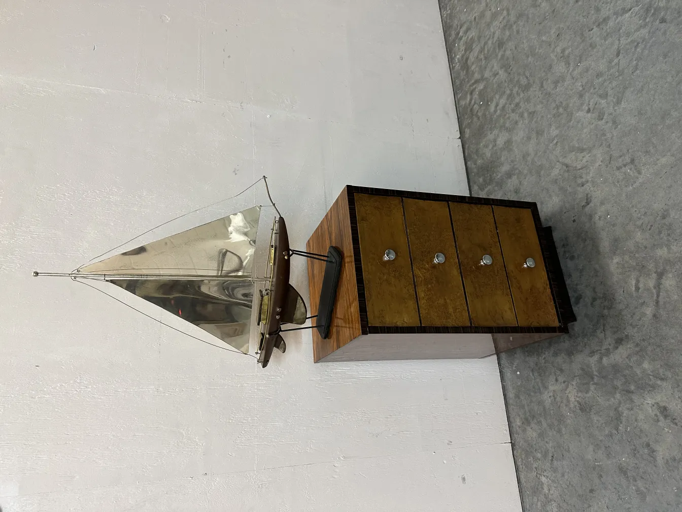 Barco antigo do designer com vela e base de madeira