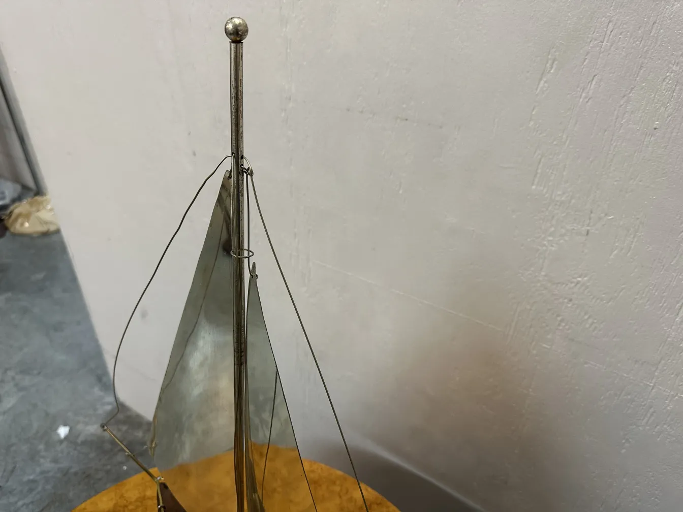 Modelo antigo de barco do designer com vela de metal