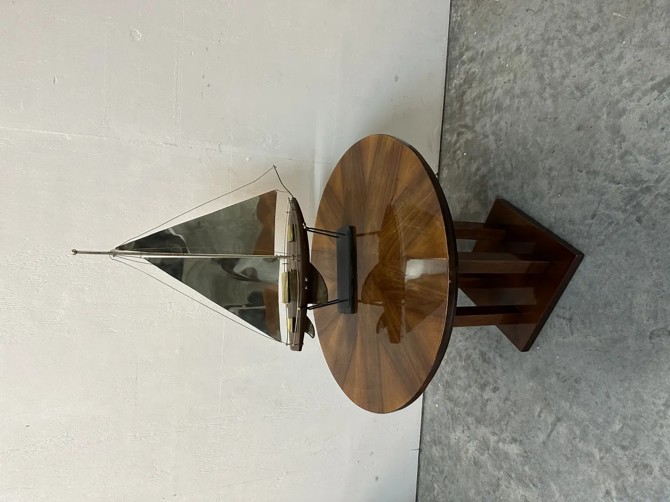 bateau ancien du designer avec voiles sur une table