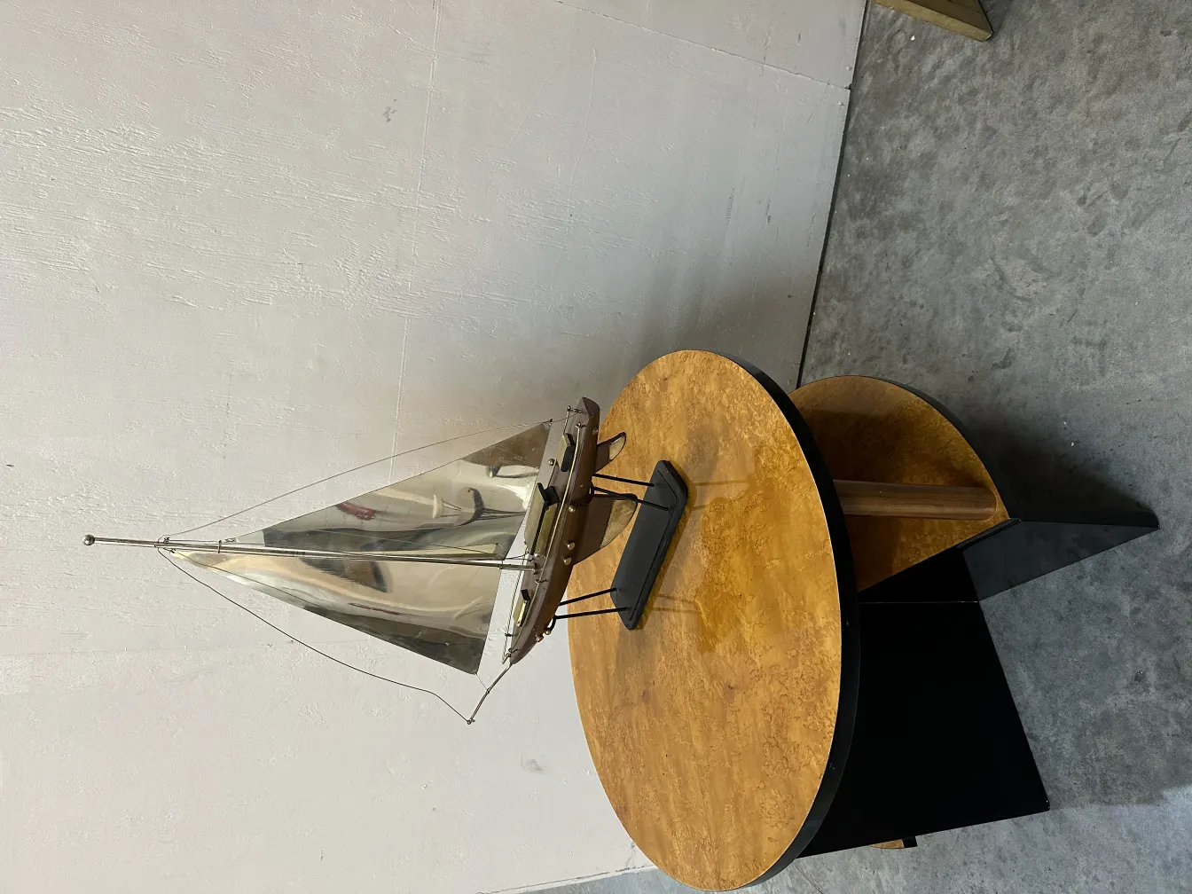 barco antiguo del diseñador con vela en un entorno