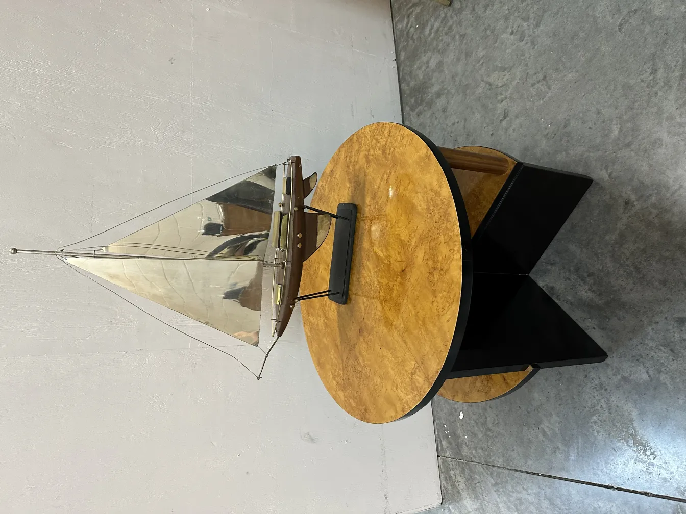 Barco del diseñador antiguo con vela en un entorno de antigüedades