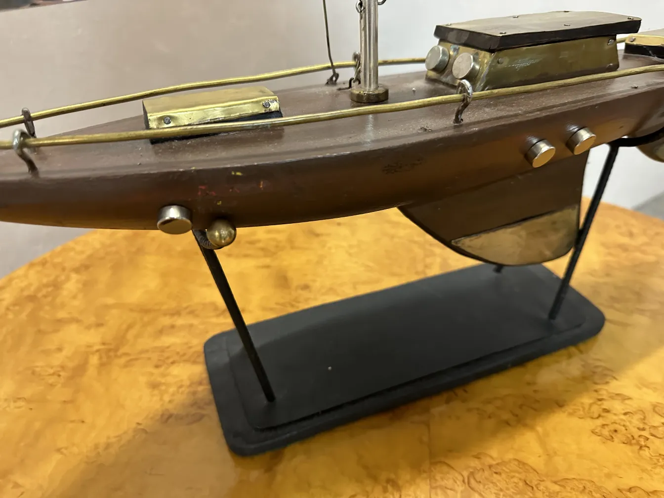 Altes Schiff des Designers, auf einem Sockel mit dekorativen Details ausgestellt.