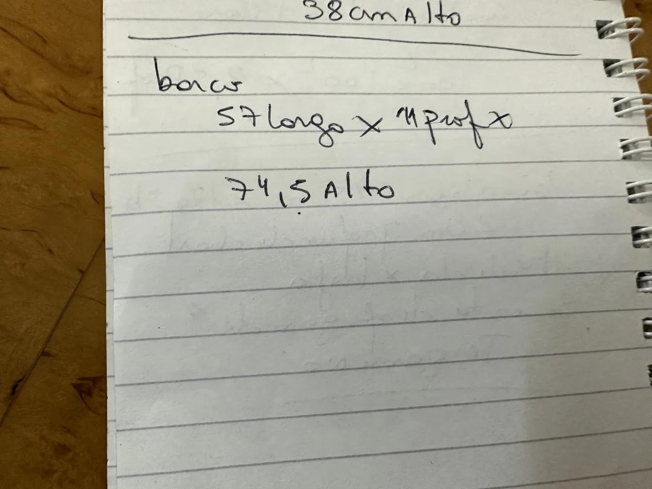 设计师的古董船，细节精致，置于经典环境中。