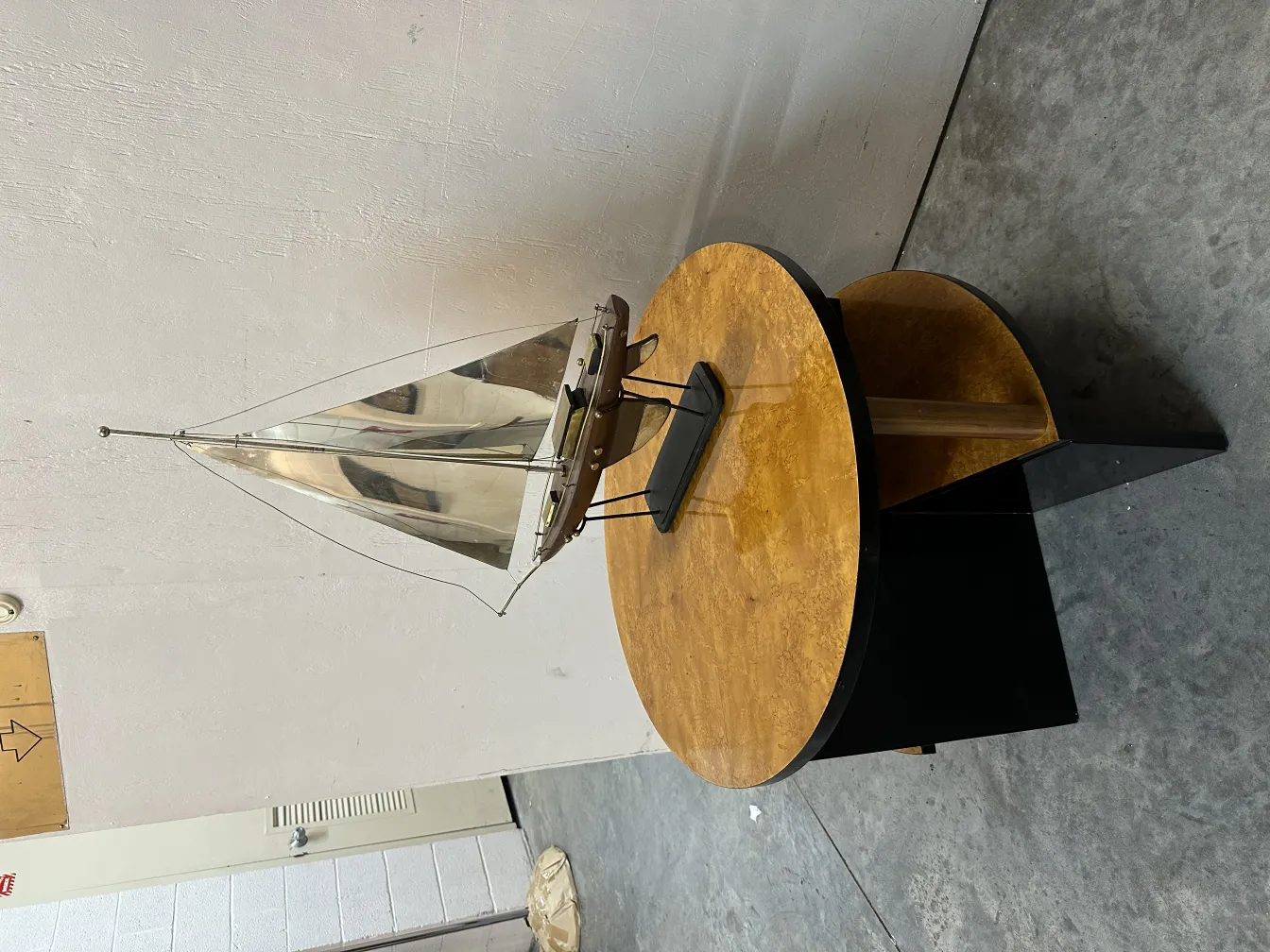 modelo em escala de um barco antigo do designer sobre a mesa