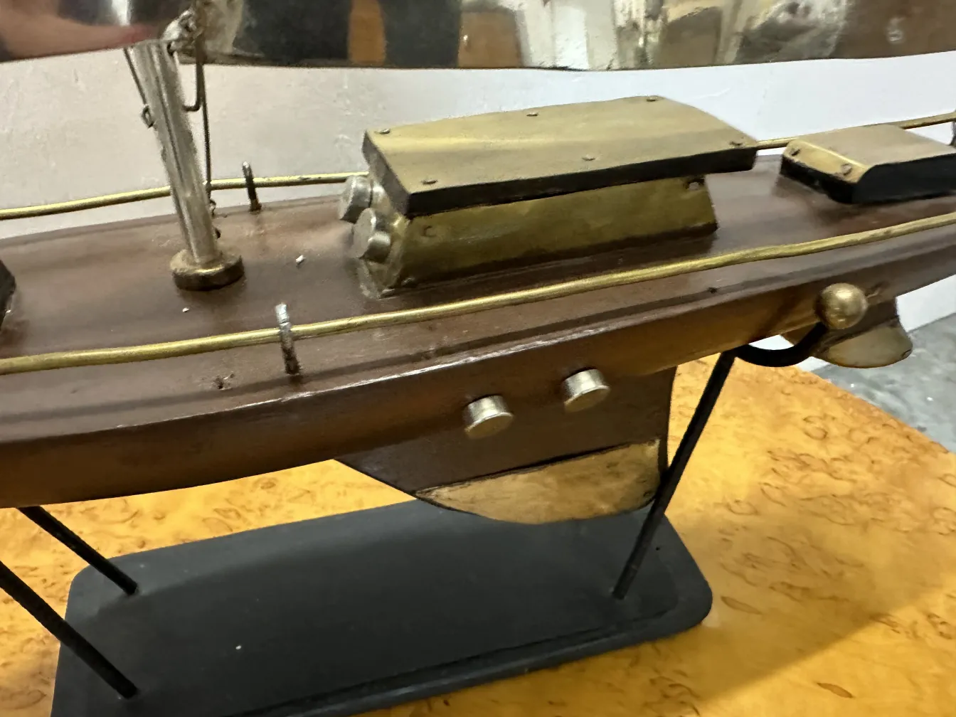 Antiguo barco del diseñador con detalles en metal y madera.