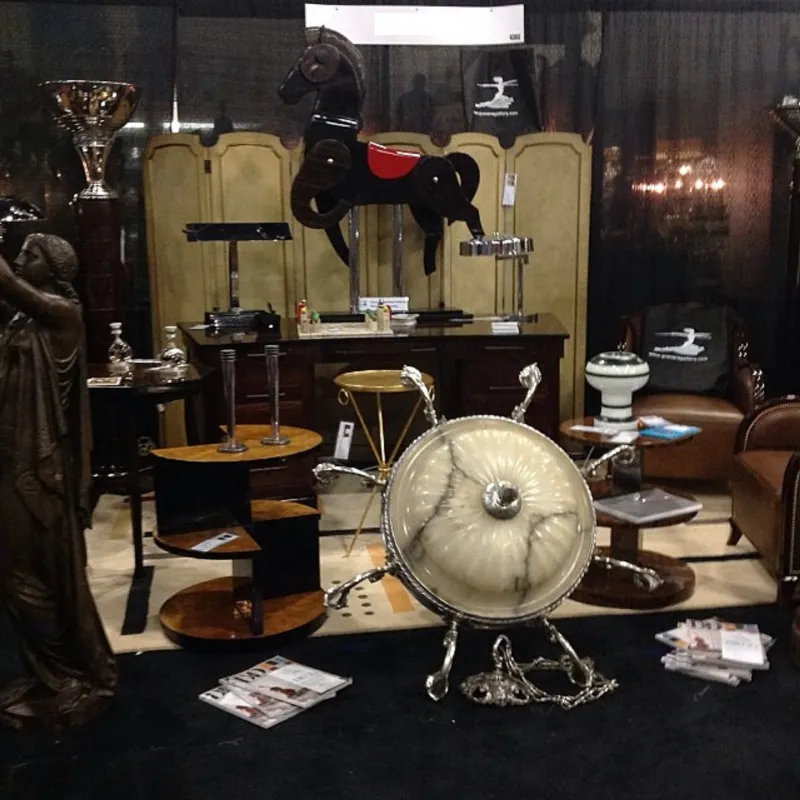 Cheval décoratif ancien dans un cadre d'antiquités