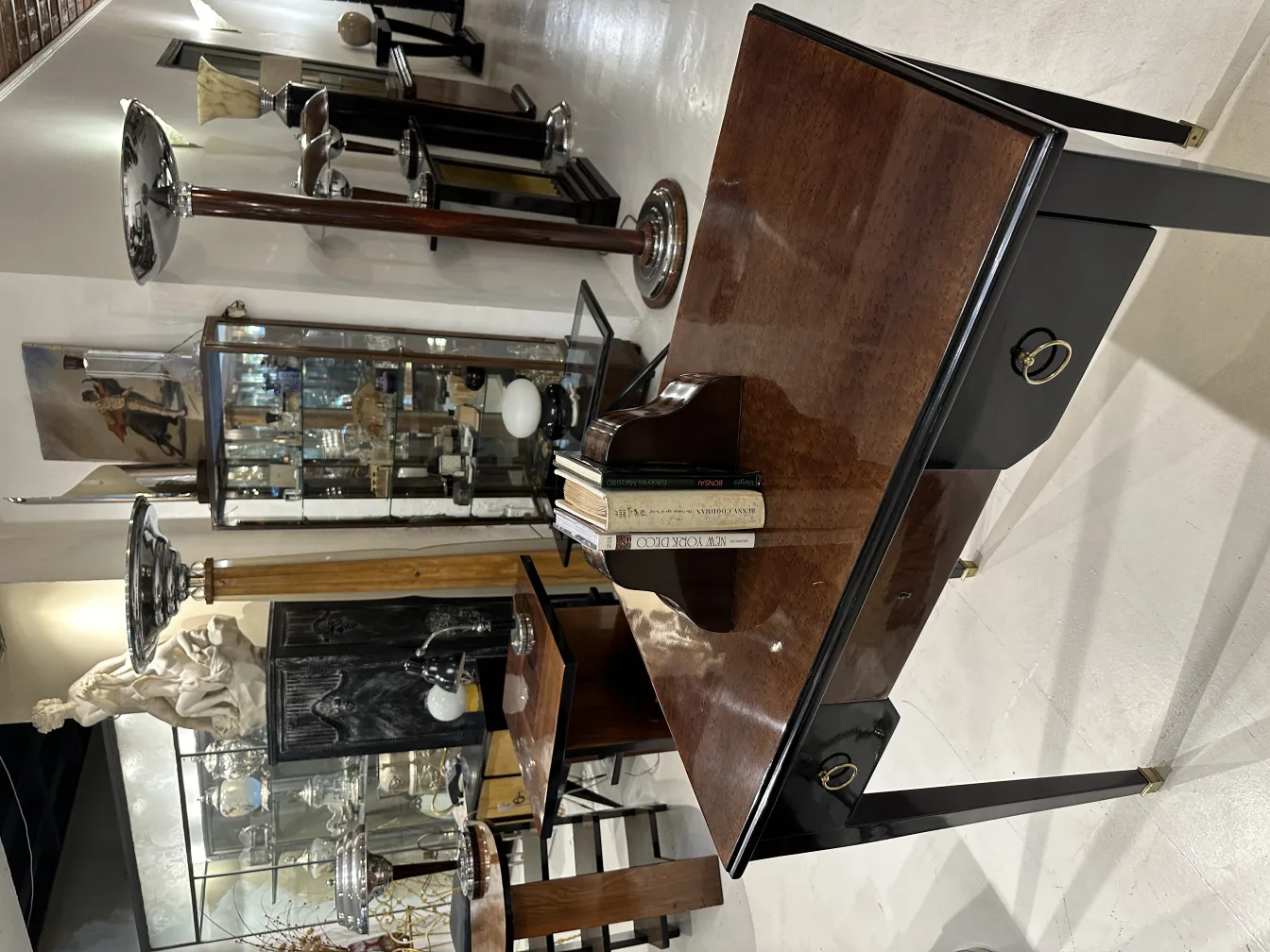 Des serre-livres anciens décorent un bureau élégant dans une boutique d'antiquités.