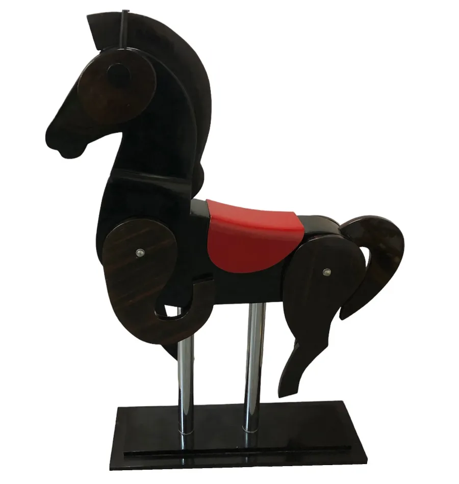 escultura de cavalo antigo com sela vermelha e base preta