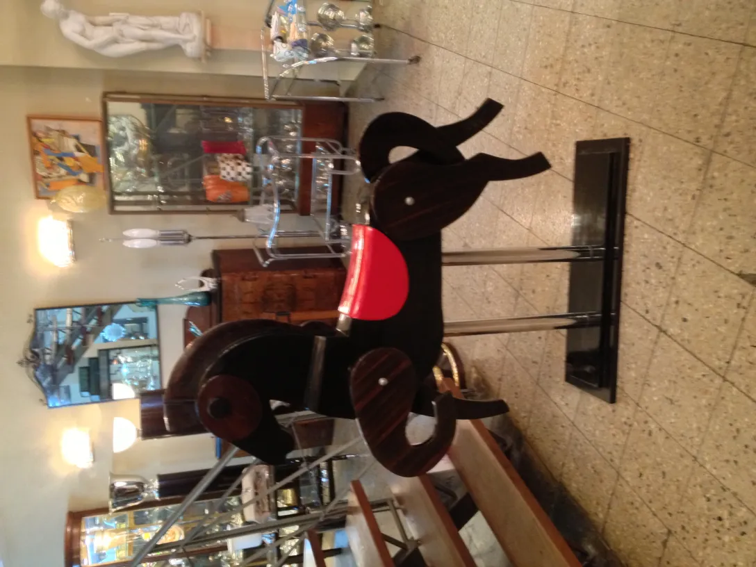 Cavallo antico decorativo in un ambiente elegante