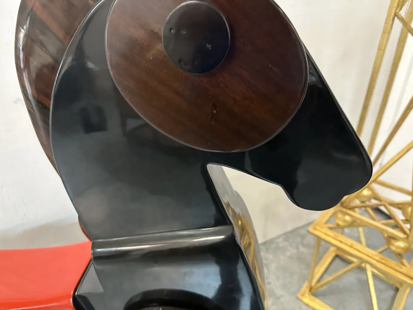 Cheval ancien décoratif avec un design élégant et une ambiance chaleureuse.