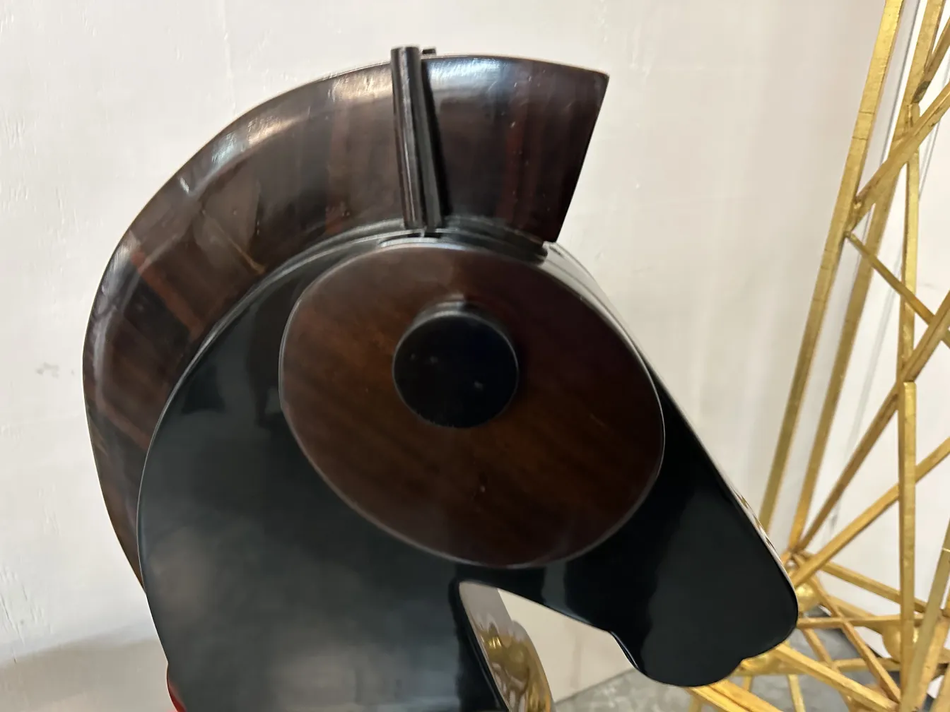 古い馬の彫刻、たてがみの詳細