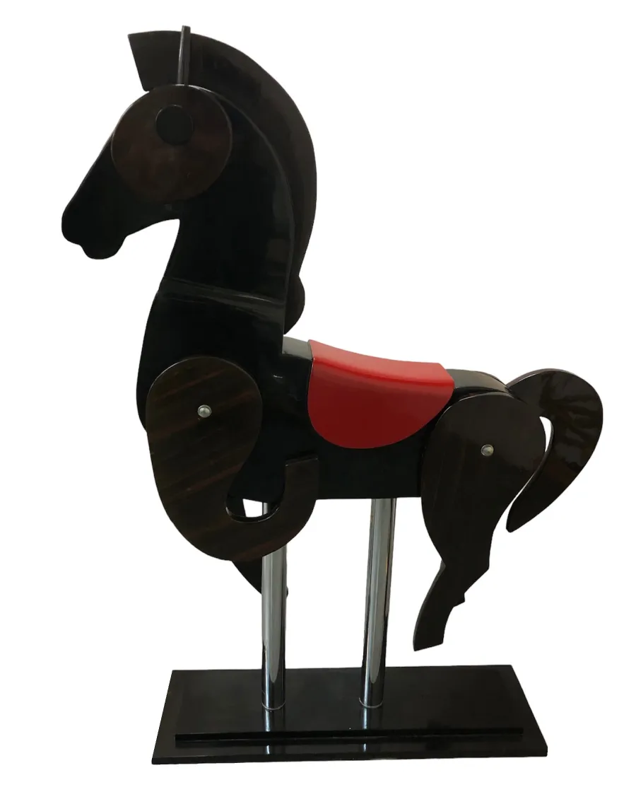 cavallo antico decorativo con sella rossa e base nera