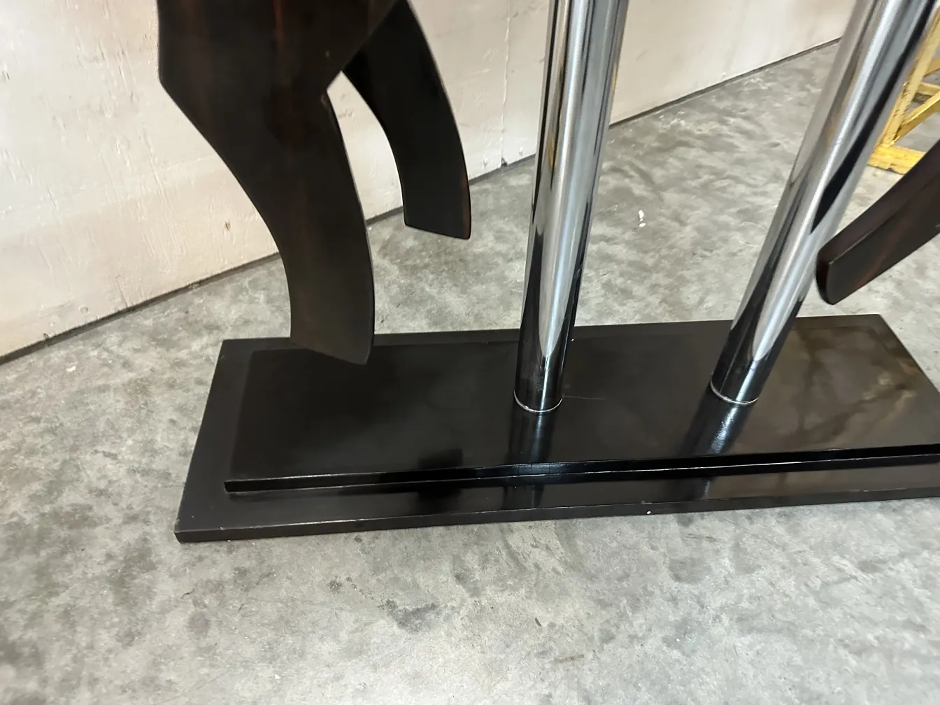 scultura di cavallo antico su base nera