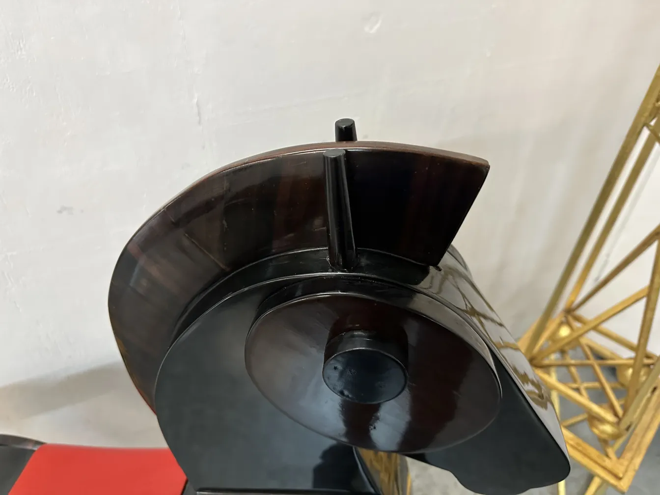 escultura de cavalo antigo com detalhes finos