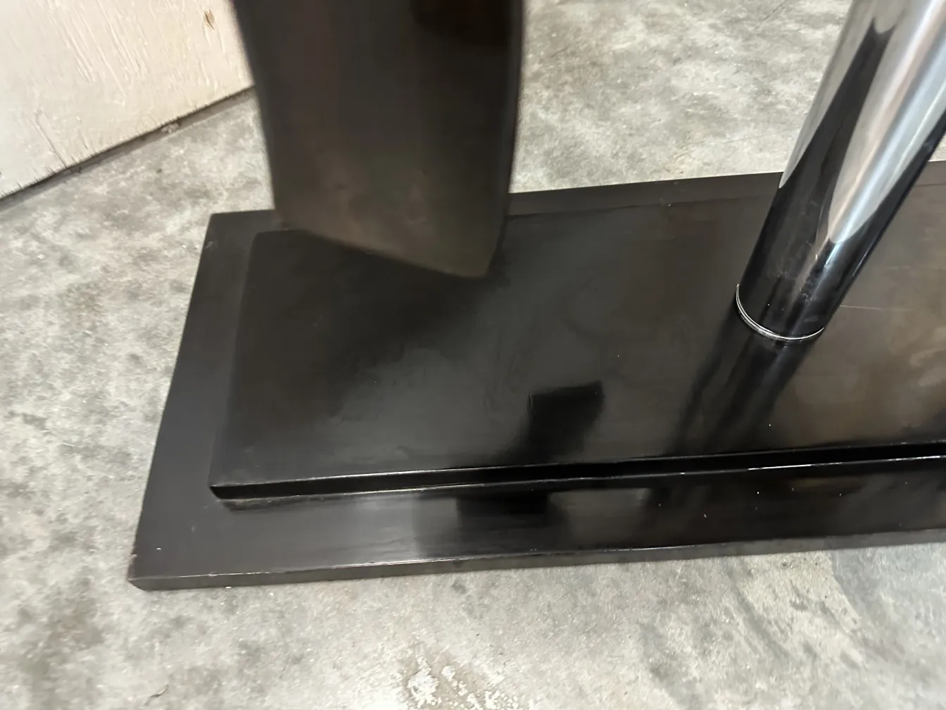 黒い台の上の装飾的な古代馬