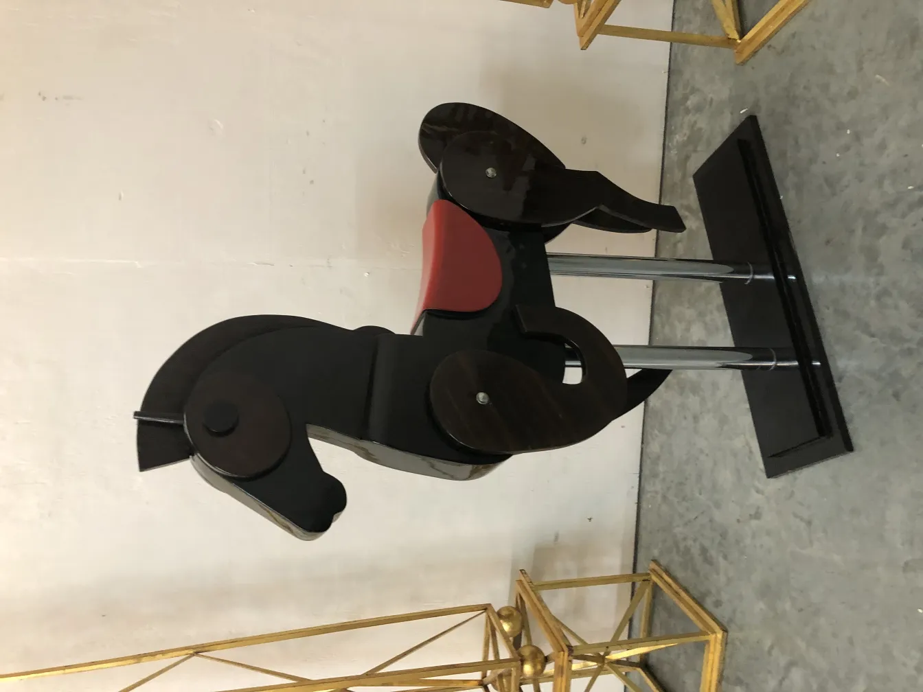 cavalo antigo brinquedo colorido com base preta