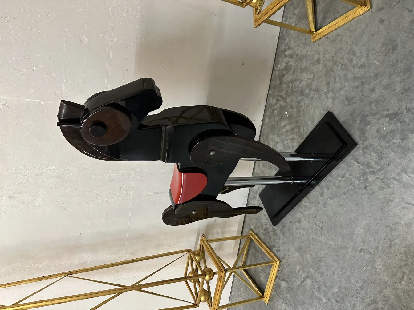 赤と黒の装飾詳細を持つ古い馬