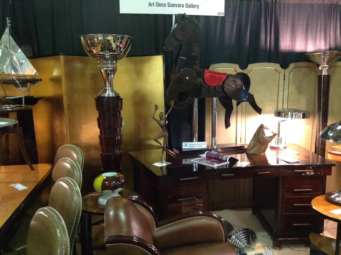 정교한 세부 사항이 있는 장식용 고대 말 조각