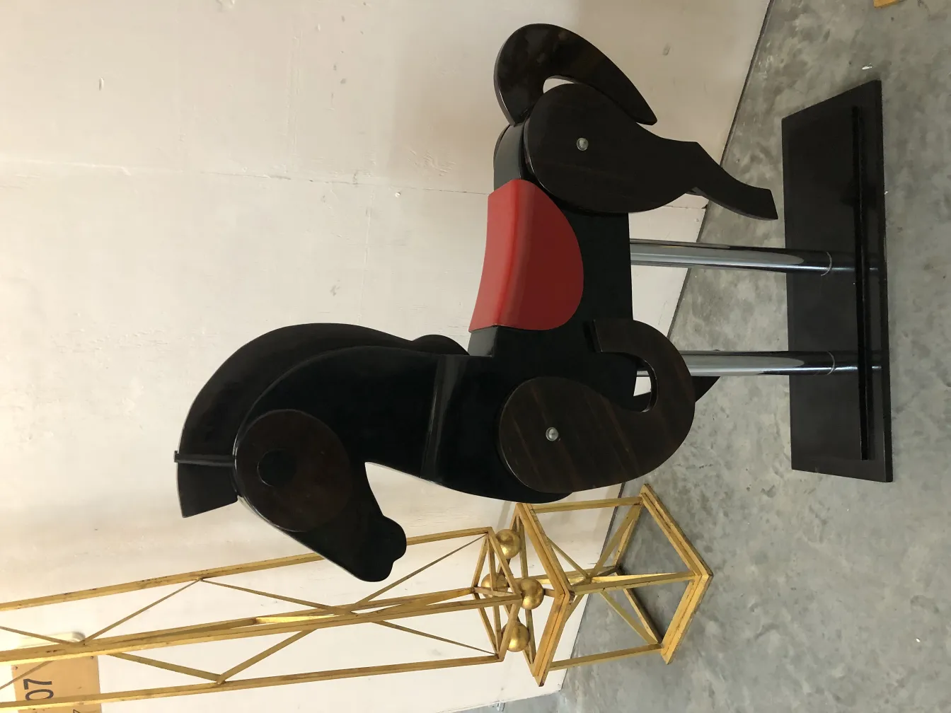 Jouet ancien cheval dans un cadre minimaliste.