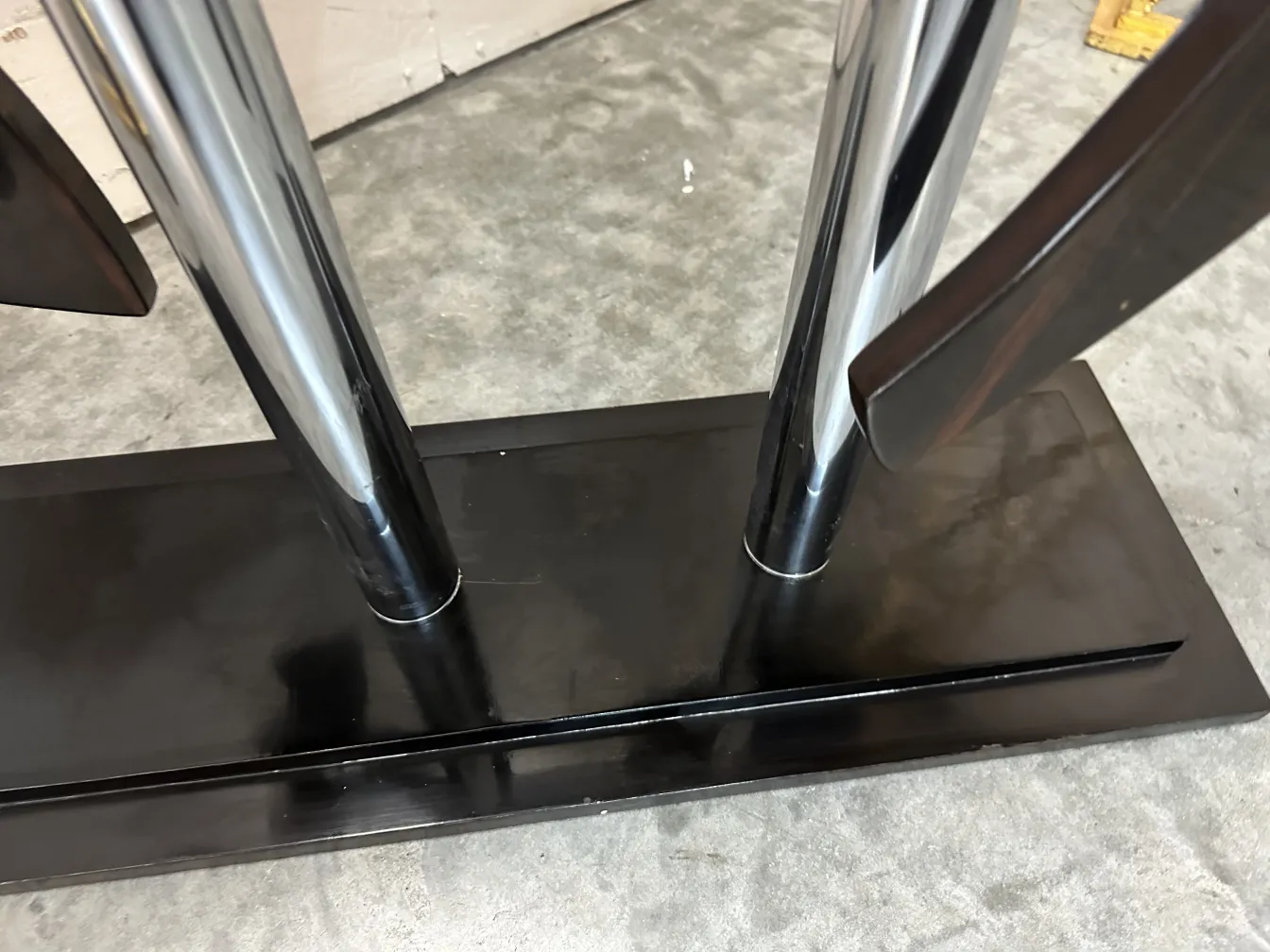 antike Pferdeskulptur auf einem glänzenden dunklen Sockel