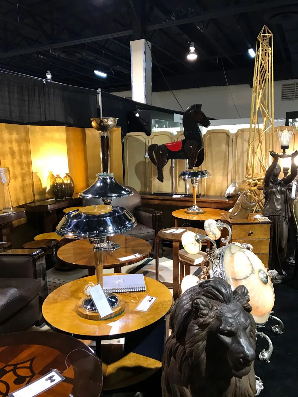 caballo antiguo decorativo en un mercado de antigüedades, con otros muebles y decoraciones