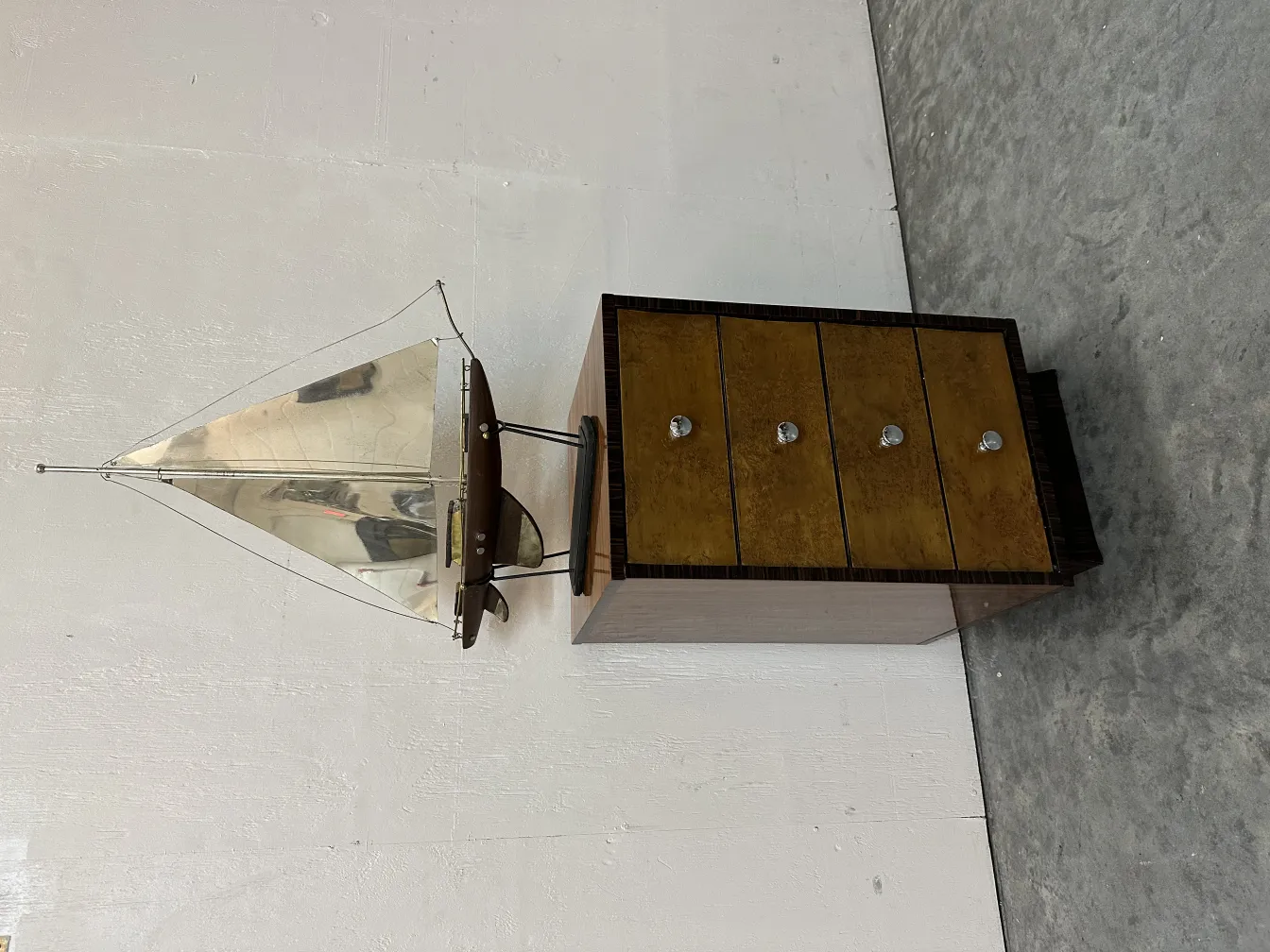 Cassettiera antica con design nautico e quattro cassetti.