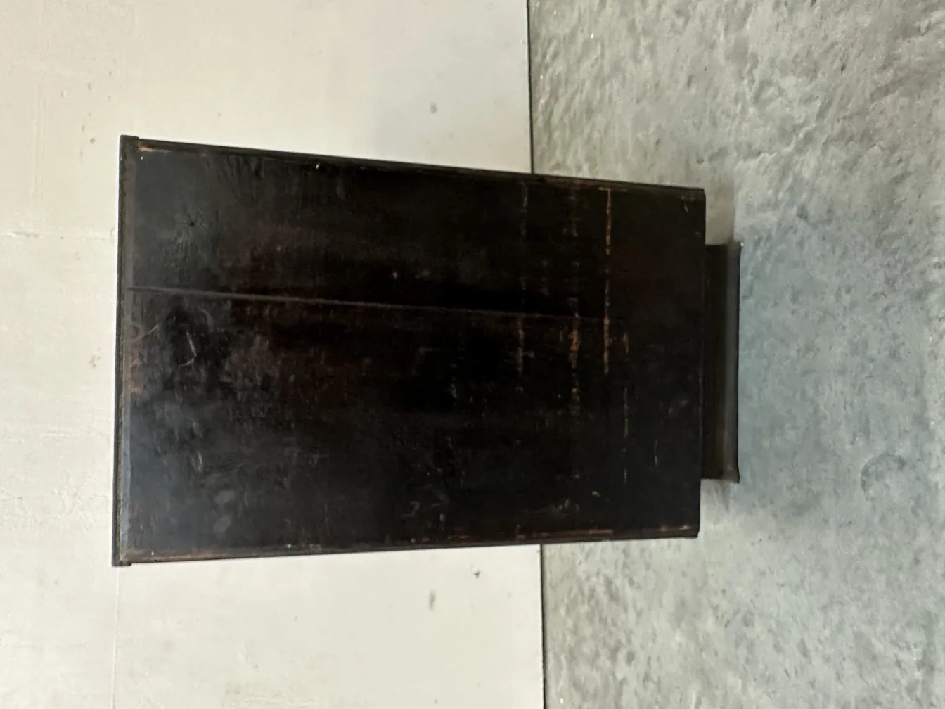 comoda antigua negra con apliques y desgaste