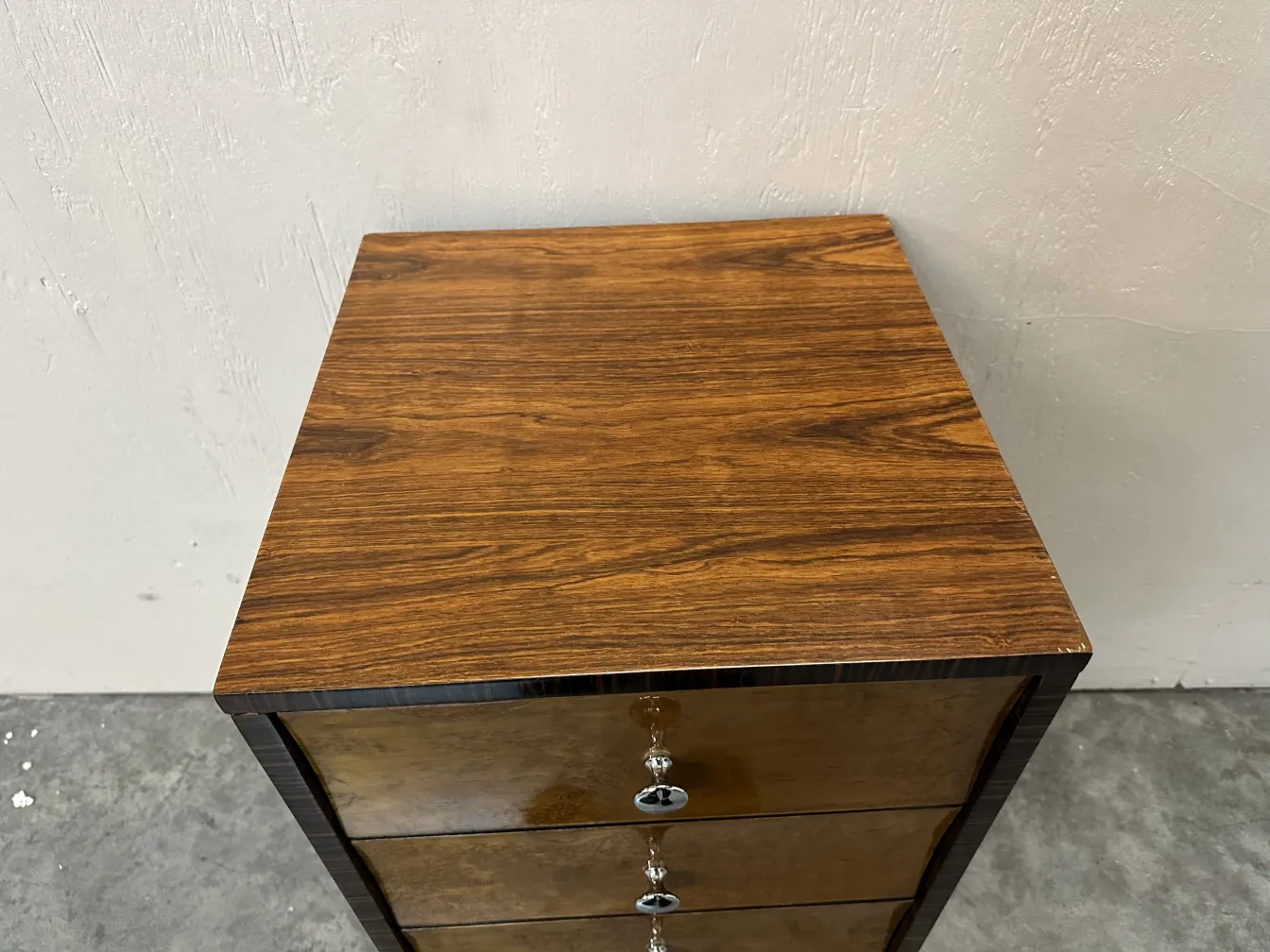 Commode antique avec une finition élégante et des poignées