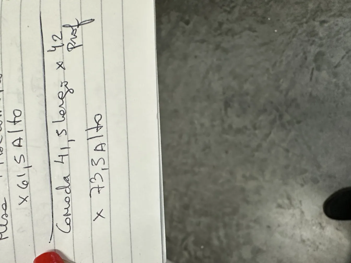 Gaveteira antiga clara, com detalhes no design, ambiente acolhedor.