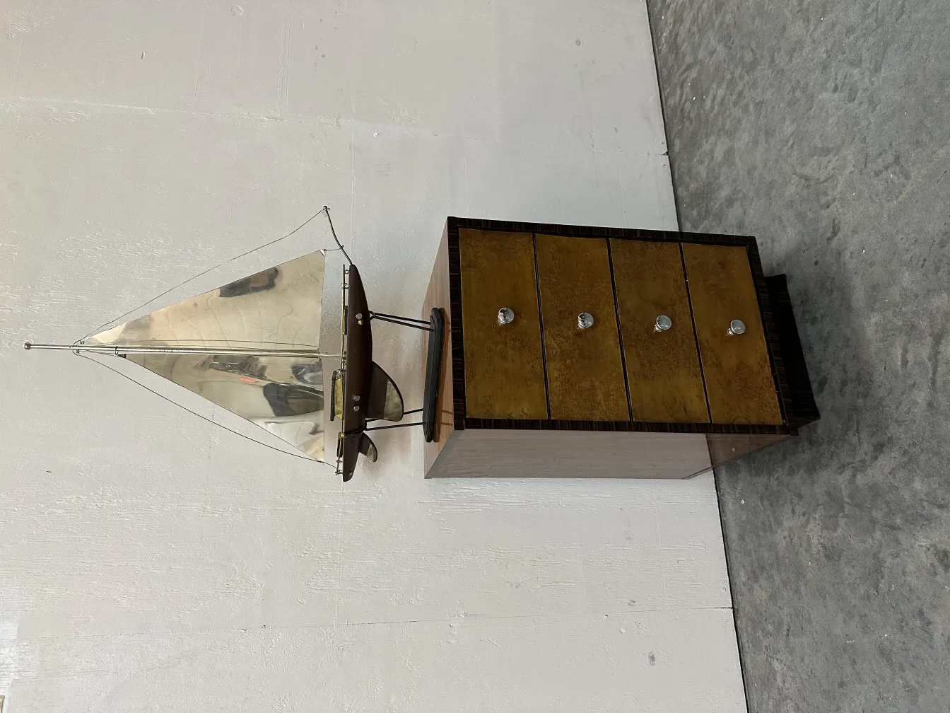 Antiker Schubladenschrank mit vier Schubladen und dekorativem Design.