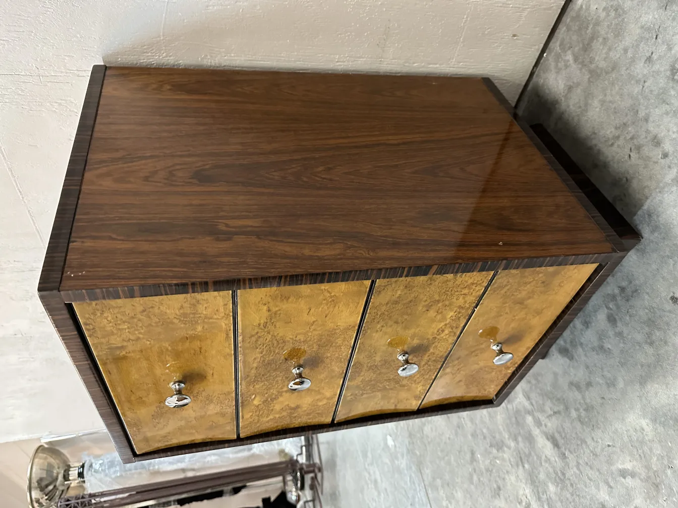 Commode ancienne à 4 tiroirs dans un cadre vintage.