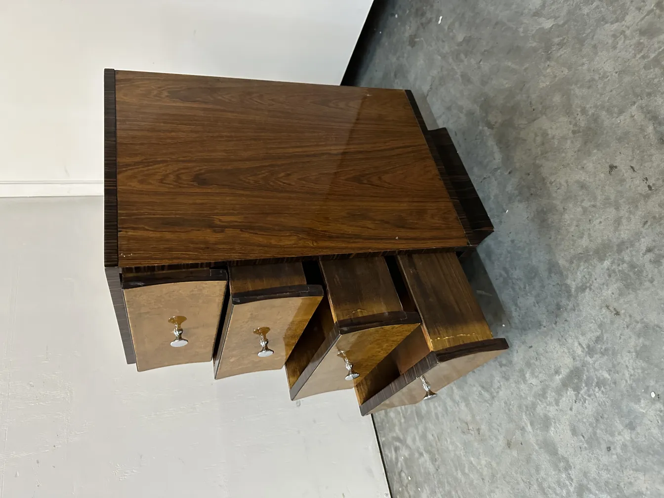 Commode ancienne avec poignées attrayantes sur fond neutre.