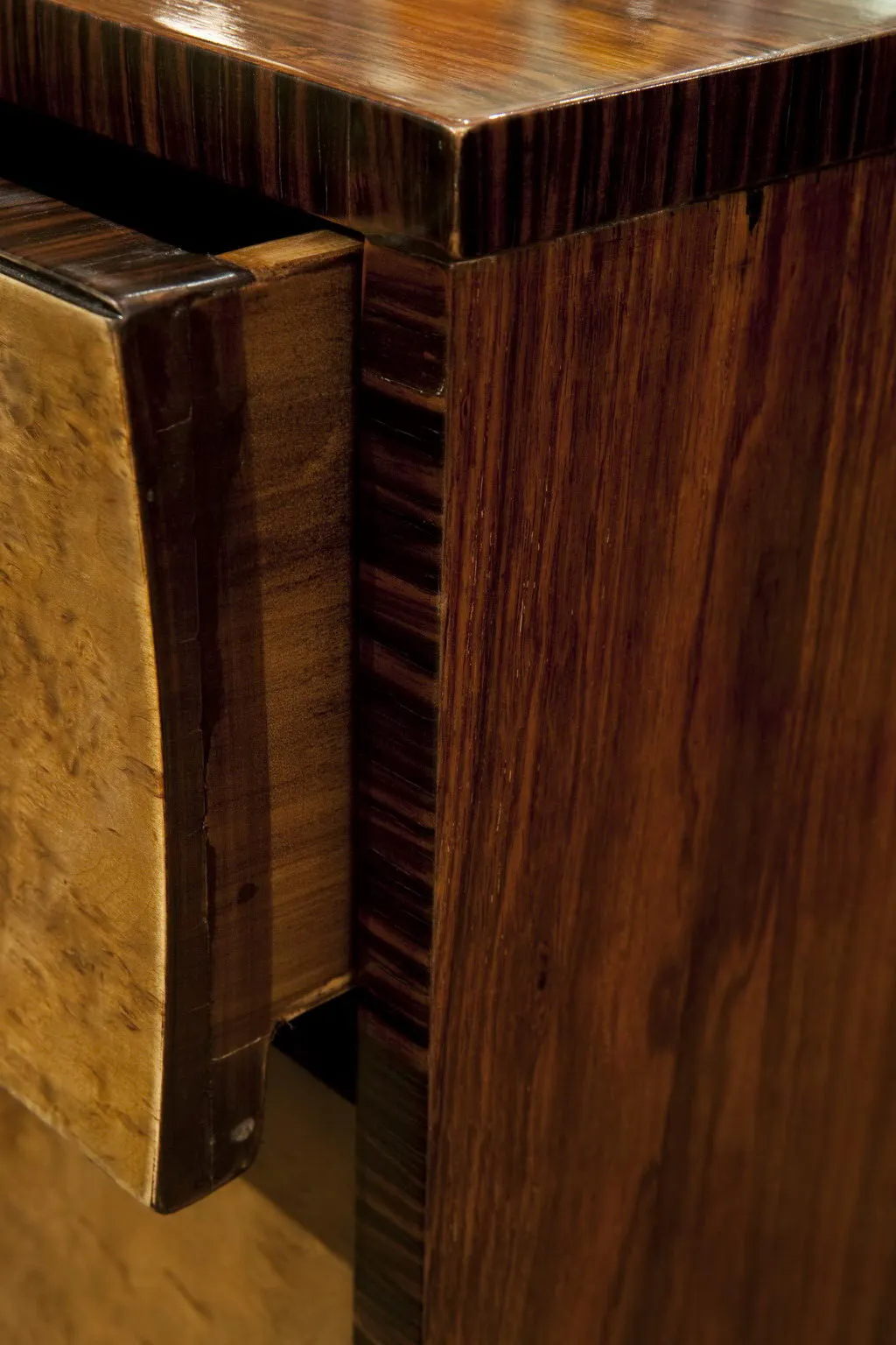 detalhe de uma gaveteira antiga com design elegante, em um ambiente acolhedor