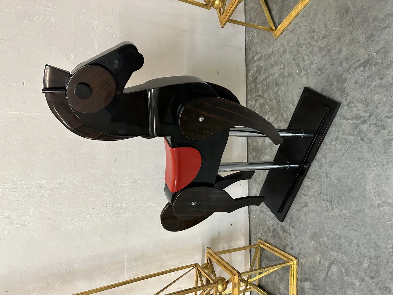 cheval ancien avec des détails rouges et noirs