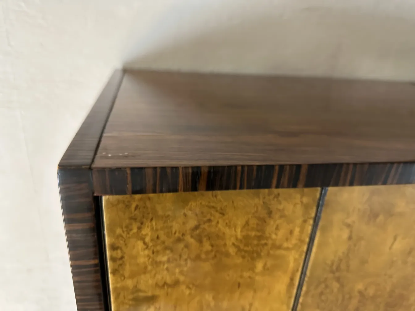 Cassetto antico con un design elegante e sofisticato.