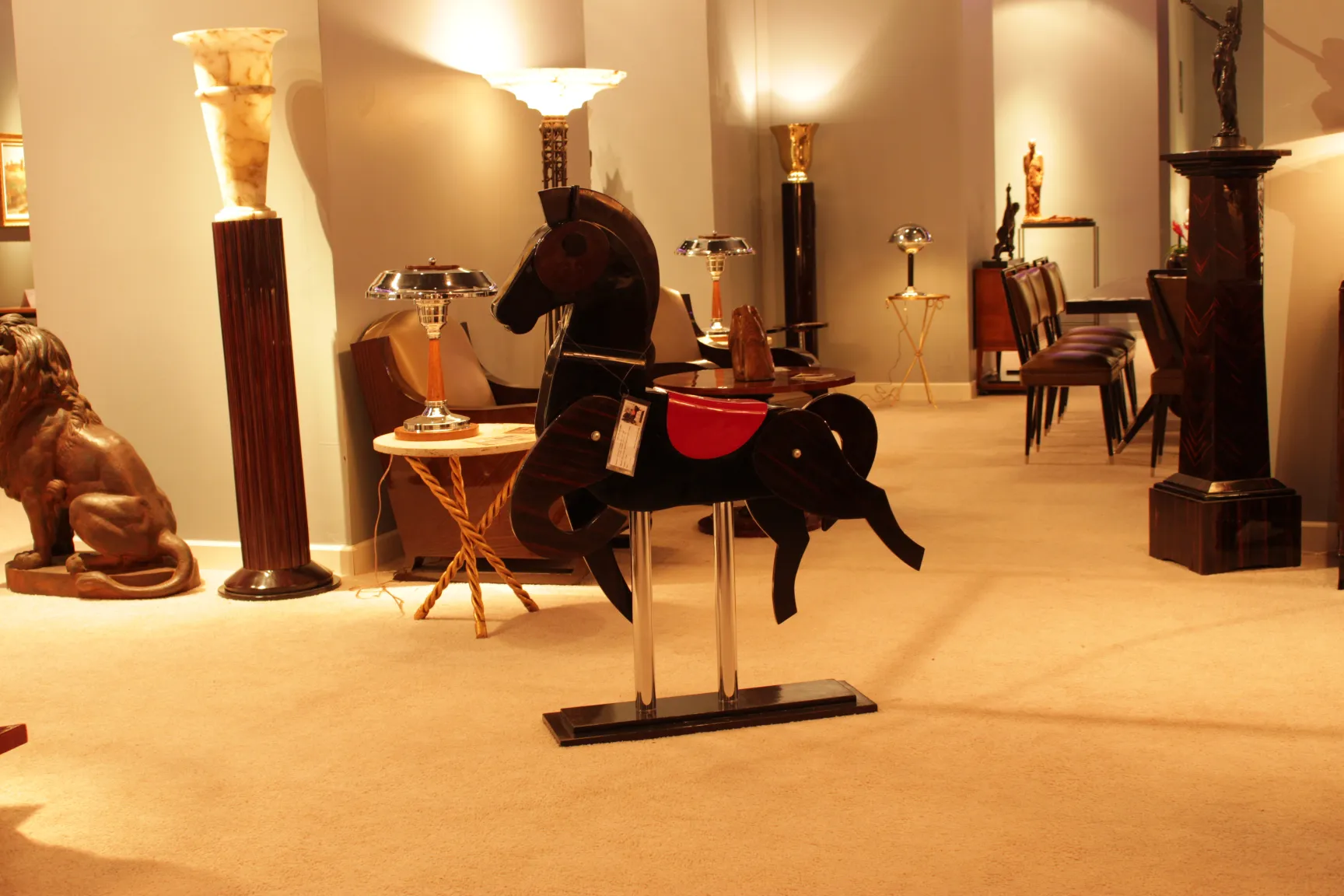 caballo antiguo con silla roja en un ambiente decorativo