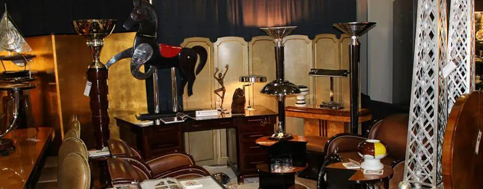 Cavalo antigo de brinquedo em uma cena com móveis