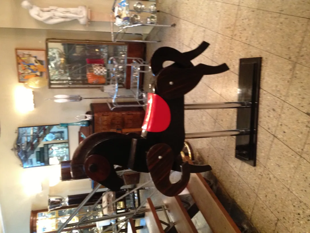 Cavallo antico decorativo con dettagli unici in un ambiente artistico.