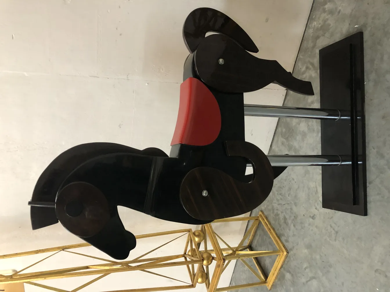 caballo antiguo con un asiento rojo y un diseño estilizado