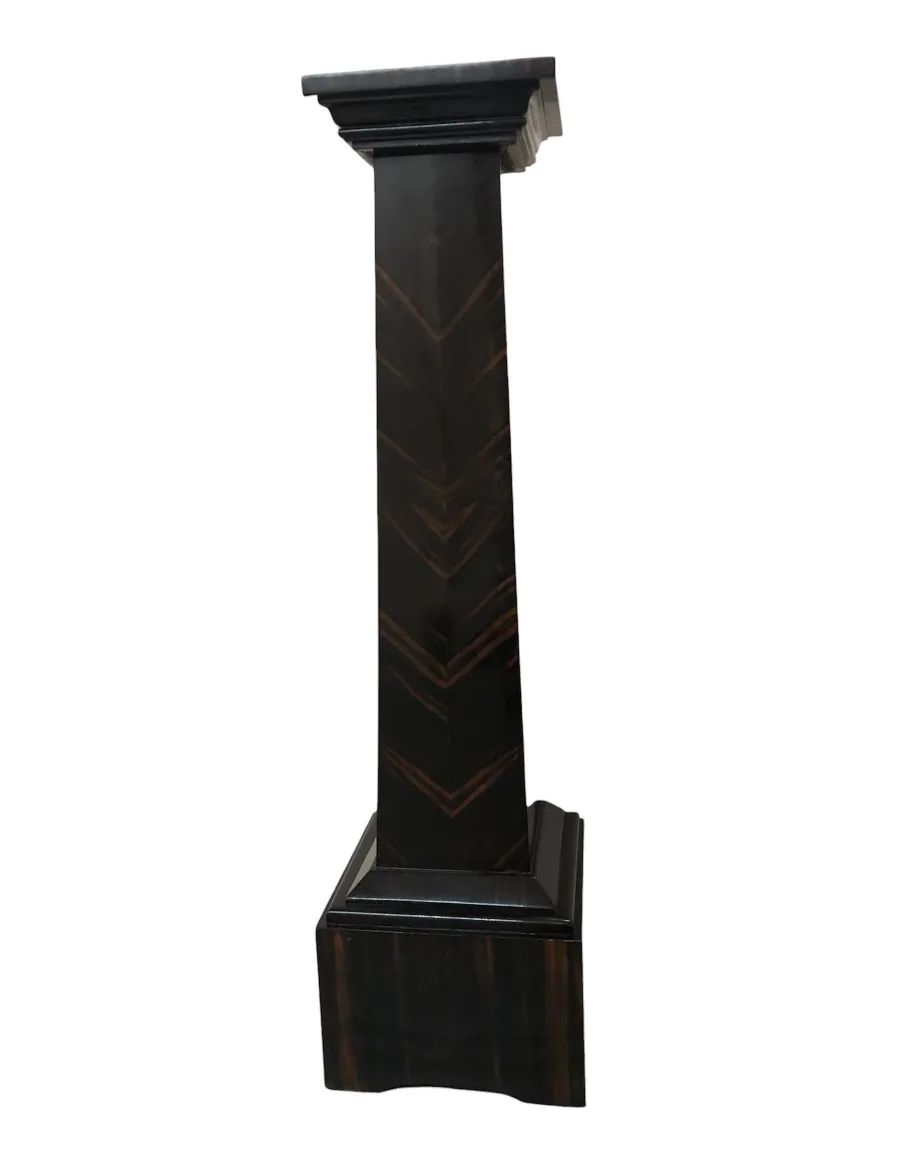 coluna antiga com detalhes decorativos e forma elegante