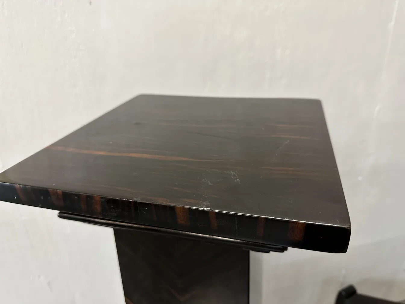 columna antigua con superficie plana y bordes definidos